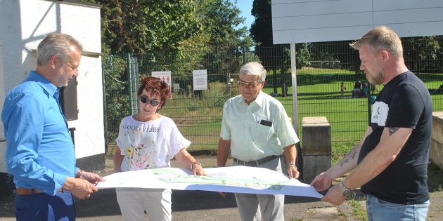 Der FDP-Bundestagsabgeordnete Till Mansmann informierte sich vor Ort über wichtige Projekte in Bürstadt – Bürgermeisterin Barbara Schader, der Erste Stadtrat Walter Wiedemann und FDP-Fraktionsvorsitzender Burkhard Vetter (v.l.) informierten unter anderem über den Sport- und Bildungscampus. Foto: Benjamin Kloos