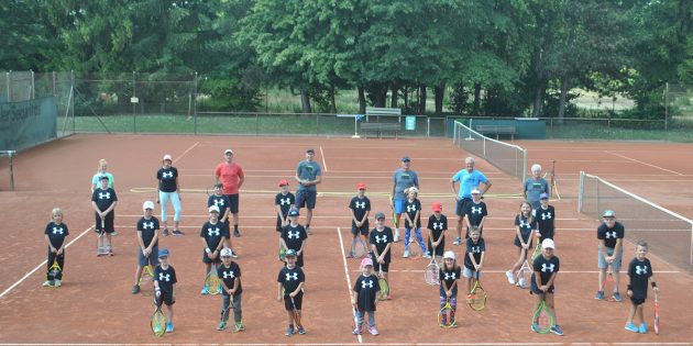 Viel los auf dem Tennisplatz: Der TC Bürstadt begrüßte 25 Kinder zum diesjährigen Feriencamp. Foto: Benjamin Kloos