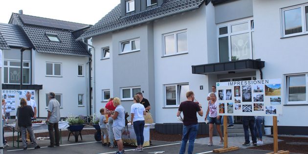 Beim Tag der offenen Tür feierte die Baugenossenschaft Lampertheim die Fertigstellung von 12 Sozialwohnungen im der Erzberger Straße mit vielen interessierten Besuchern. Foto: Eva Wiegand