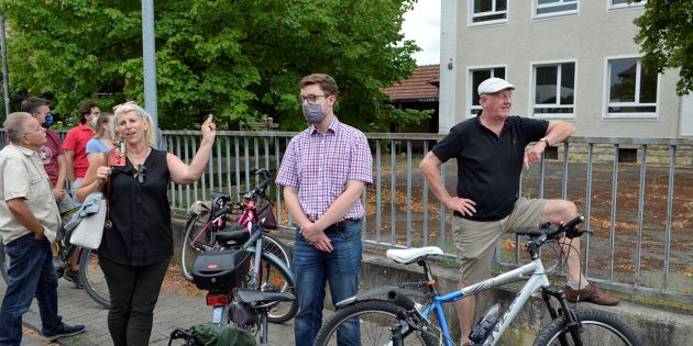 Silke Lüderwald, Vorsitzende der Hofheimer Sozialdemokraten, und SPD-Fraktionschef Marius Schmidt informierten vor der Alten Schule wie es um das Gelände samt Gebäude steht, das sich aktuell in Kreisbesitz befindet. Foto: Petra Gahabka 