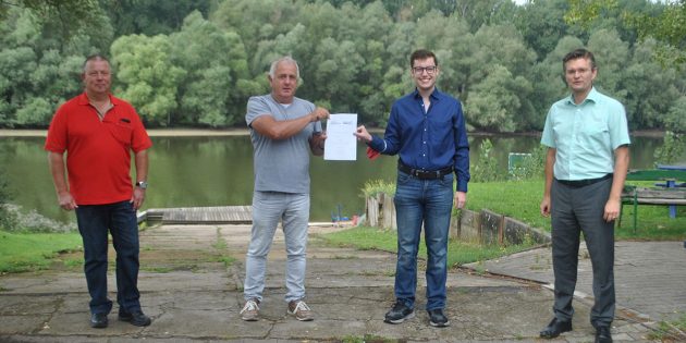 Dank des  Landesprogramma „Sport und Flüchtlinge“ kann der WSV Lampertheim schon bald ein Drachenboot anschaffen – Sportcoach Marius Schmidt (2.v.r.) übergab hierzu den Bescheid an Dieter Brechenser (2.v.l.). Foto: Benjamin Kloos