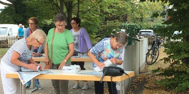 Nachhaltigkeit fängt im Kleinen an, wie zum Beispiel beim Verpacken von Kuchen mit Butterbrotpapier. Foto: Petra Gahabka