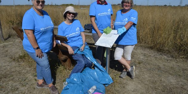 Regine Hindel, Yvonne Ohl, Stefanie Bär und Charlotte Laible-Bär (v.l.) gehörten zu der Gruppe, die beim Freiwilligentag der Metropolregion auf dem Hofheimer Rundwanderweg unterwegs waren und Müll sammelten. Zigarettenkippen waren dabei ein besonderes Ärgernis. Foto: Petra Gahabka