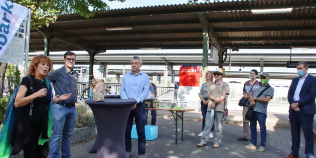 Am Bahnhof beginnt der neue Wanderweg „LA 1 mittendrin“ oder einfach auch mittendrin. Zur Einweihung sprachen Dr. Jutta Weber, Geschäftsführerin des Geo-Naturparks Bergstraße-Odenwald (von links), 2. Vorsitzender des Odenwaldklubs Lampertheim Marius Schmidt und Bürgermeister Gottfried Störmer. Foto:  Hannelore Nowacki