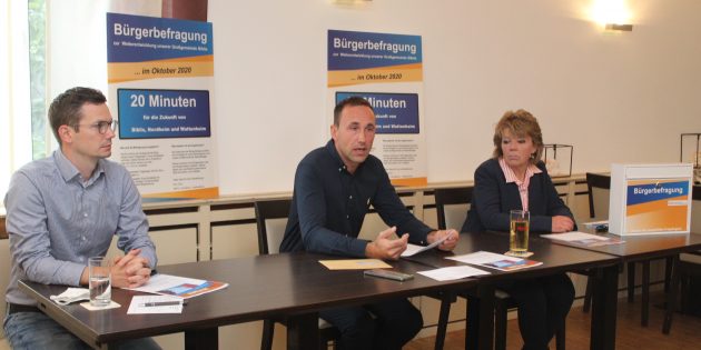 „20 Minuten für die Zukunft für Biblis, Nordheim und Wattenheim“ lautet es auf den Plakaten zur Bürgerbefragung. Die CDU hofft auf viele Rückmeldungen aus der Bevölkerung und will die Ergebnisse für das Wahlprogramm nutzen und auch Bürgermeister Volker Scheib vorstellen. Von links: Christopher Wetzel, Konstantin Großmann und Liselotte Blume-Denise. Foto: Eva Wiegand