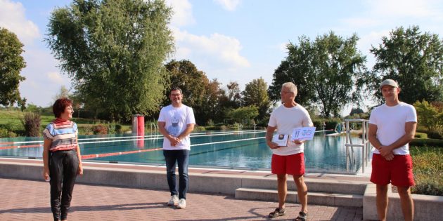 Ein wunderschöner Sonnentag war der letzte Tag der verlängerten Badesaison im Waldschwimmbad. Schwimmmeister Hans-Jürgen Bergmann und Leonid Kardasch freuten sich über die Anerkennung der Teamleistung durch Politik und Verwaltung. Bürgermeisterin Barbara Schader und Stadtverordnetenvorsteher Jürgen Eberle dankten dem fünfköpfigen Schwimmbadteam für die erbrachte Höchstleistung. Foto: Hannelore Nowacki