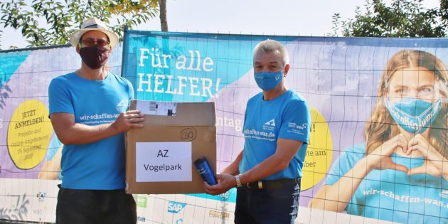 Alle zwei Jahre beteiligt sich Lampertheim mit vielen Helfern am Freiwilligentag der Metropolregion Rhein-Neckar, diesmal bei 31 Projekten.  Als Dankeschön erhielt jeder  Helfer von der Stadt Lampertheim einen Thermobecher geschenkt. Im Bild: Bürgermeister Gottfried Störmer (rechts) mit dem Ersten Vereinsvorsitzenden des AZ-Vogelparks Stephan Germann. Foto: Hannelore Nowacki