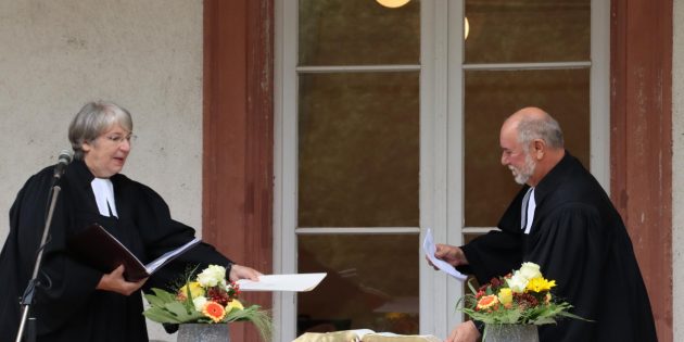 Pröpstin Karin Held sprach die offizielle Entpflichtung von Pfarrer Reinald Fuhr aus. Foto: Hannelore Nowacki