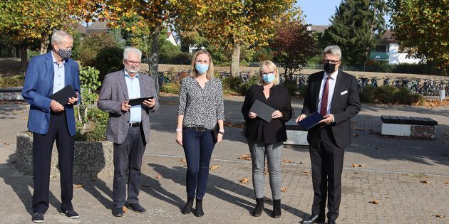 Große Freude herrschte bei EKS-Schullteiterin Stephanie Dekker (2.v.r.) und der EKS-IT-Beauftragten Theresa Palz (Mitte): Die Bürgerstiftung Bürstadt, vertreten durch den Vorsitzenden Peter Tschirch (l.), Hans-Jürgen Brems (2.v.l.) und Claus Diehlmann (r.), spendete weitere 20 Tablets für den digitalen Unterricht. Foto: Benjamin Kloos