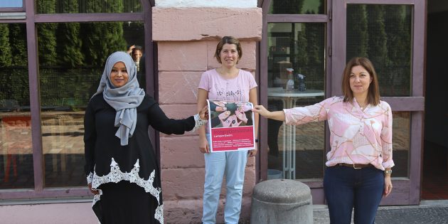 Die Integrationslotsen der Stadt Lampertheim bieten in der Zehntscheune eine neutrale und zentrale Anlaufstelle an —  Fowzia Abukar, Silke Reis und Maria Papadopoulou (v.l.) freuen sich auf zahlreiche Ratsuchende. Foto: Benjamin Kloos