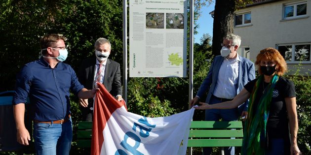 Ortsvorsteher Alexander Scholl, Bürgermeister Gottfried Störmer, Landrat Christian Engelhardt und Dr. Jutta Weber, Geschäftsführerin Geo-Naturpark Bergstraße-Odenwald, weihten am Dienstag gemeinsam den Geopunkt „Frohndhof“ an der Lindenstraße Ecke Frohndhofstraße ein. Foto: Petra Gahabka