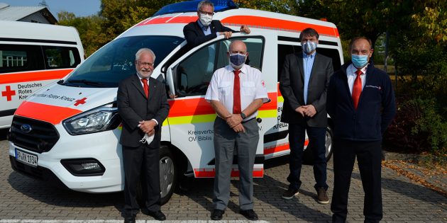DRK-Kreisverbandsvorsitzender Arnold Gutsche, Landrat Christian Engelhardt, Ehrenbereitschaftsleiter Karl-Heinz Schultheiß, Bürgermeister Volker Scheib und Ortsvereins-Chef Hans-Michael Platz (v.l.) freuen sich über den neuen Krankentransportwegen. Foto: Petra Gahabka