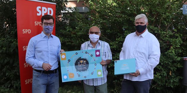 Der Vorsitzende des Sozialausschusses, Robert Lenhardt (2.v.l.) und der SPD-Fraktionsvorsitzende Marius Schmidt (l.) übergaben das „Finanz-ABC” an den Fachdienstleiter Jugendförderung, Manfred Scholz (r.). Foto: Benjamin Kloos