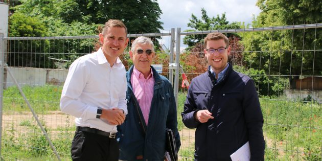 Zieht zur anstehenden Wahl des Ersten Stadtrates Stellung: Der stellvertretende FDP-Fraktionsvorsitzende Fritz Röhrenbeck (l.), hier mit FDP-Urgestein Gottlieb Ohl und dem SPD-Fraktionsvorsitzenden Marius Schmidt. Foto: oh