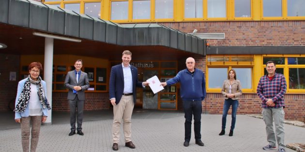 Freude mit Abstand (von links): Bürgermeisterin Barbara Schader, MdL Alexander Bauer, Staatssekretär Dr. Stefan Heck, PCB-Vorsitzender Steffen Brinkmann, Schriftführerin Judith Brinkmann und Zweiter Vorsitzender Thomas Strubel. Foto: Hannelore Nowacki