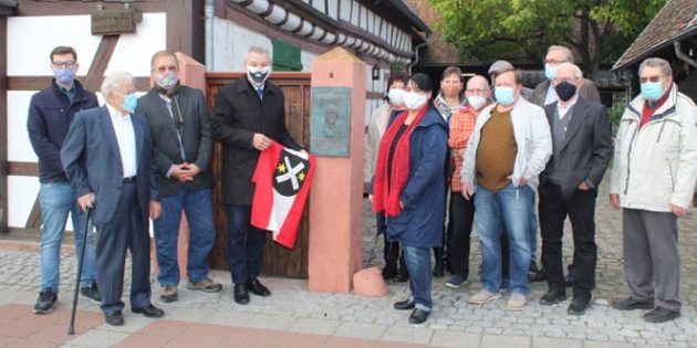 42 Jahre ist es her: Am 21.10.1978 wurde das Lampertheimer Heimatmuseum eröffnet. Nun ehrte die Stadt Lampertheim gemeinsam mit dem Heimat-, Kultur-, und Museumsverein Lampertheim e.V. den Lampertheimer Ehrenbürger und langjährigen Ehrenvorsitzenden Heinrich Karb mit einem neuen Relief am Eingang in der Römerstraße. Foto: Eva Wiegand