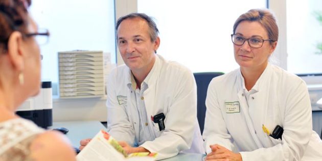 Dr. Christan Plötz und Dr. Verena Ursprung im Gespräch mit einer erfolgreich operierten Patientin. Foto: Klinikum Worms/Pakalski