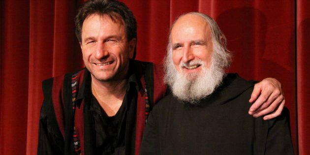 Der bekannte christliche Liedermacher Clemens Bittlinger und Benediktinerpater Anselm Grün kommen am 22. Oktober zu zwei Benefizkonzerten nach Bürstadt. Foto: oh