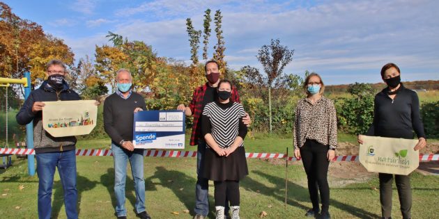 Die Bürgerstiftung spendete 1.500 Euro für den Spielplatz im AZ-Vogelpark, der nächstes Jahr mit neuen Geräten und komplett saniert eingeweiht werden soll. Im Bild (von links): Von der Bürgerstiftung Ralph Butz, Erich Maier, Erster Vorsitzender Stephan Germann mit Ehefrau Sarah Germann, die Zweite Vorsitzende Sandra Gogolok und Elzbieta Liermann von der Bürgerstiftung. Foto: Hannelore Nowacki