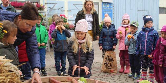 „Wir bringen unsere Gaben, alles haben wir von Dir“ - zu dem Lied legten die Kinder ihr mitgebrachtes Obst und Gemüse im Wagenrad ab. Foto: Eva Wiegand