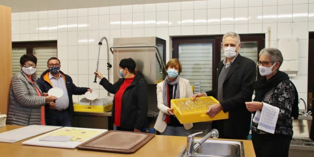 In der blank geputzten Küche der Notkirche steht die Supermaschine, die Unmengen von Geschirr schnell zum Glänzen bringt. Das saubere Geschirr hatte Küster Hans Gierlich zur Demonstration aus dem Schrank geholt. Im Bild (von links): Jula Bischof, Frank Griesheimer und Ilse Prüssing vom Vorstand der Volksbühne Lampertheim mit Karin Salber und Johannes Haefele vom Lionsclub Lampertheim und Pfarrerin Sabine Sauerwein. Foto: Hannelore Nowacki  