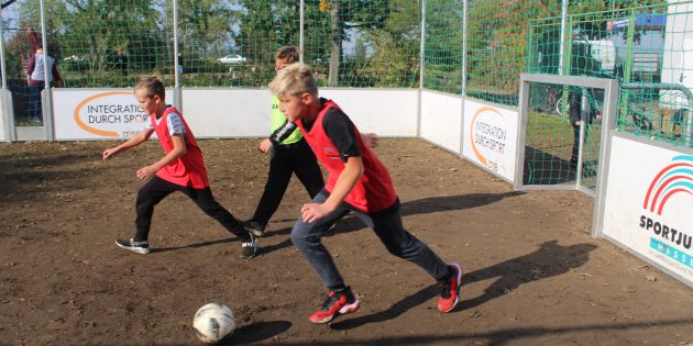 Die Kinder konnten sich bei den Ferienspiele nicht nur im und rund um das Jugendhaus, sondern auch auf dem Streetsoccer-Court unter Fair-Play-Regeln austoben. Foto: Eva Wiegand 