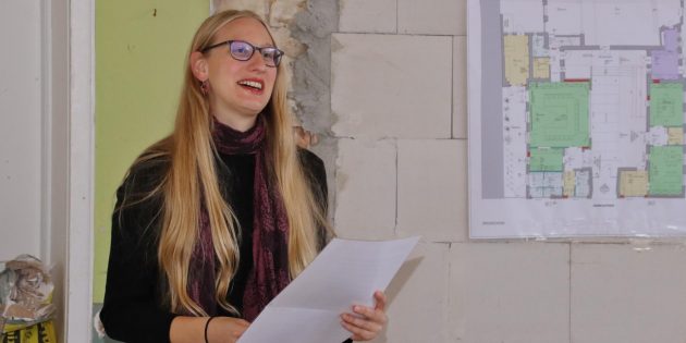Pfarrerin Johanna Gotzmann blickte beim Richtfest auf die erfreuliche Entwicklung des Bauprojekts und der Spendenbereitschaft der Sponsoren zurück. Foto: Hannelore Nowacki