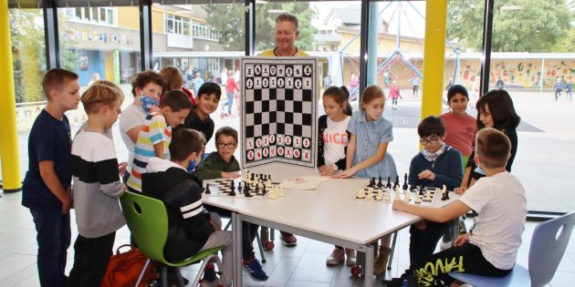 In der Schach-AG bei Fachlehrer Stephan Keller, der den Schülern auch als Englischlehrer bekannt ist, wird fleißig und mit Spaß an Strategie und Denken gearbeitet. Das große Demo-Schachbrett kommt später zum Einsatz. Foto: Hannelore Nowacki
