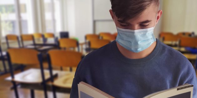Aufgrund der aktuellen Entwicklung gelten auch an Schulen strengere Regeln: Oberstufen- und Berufsschüler müssen im Klassenraum eine Mund-Nasen-Maske tragen. Foto: www.pixabay.com
