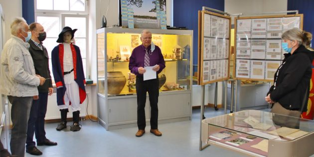 Bei der Ausstellungseröffnung rief  Vereinsvorsitzender Günter Mössinger die Bibliser, Nordheimer und Wattenheimer dazu auf, Unterlagen für die Erweiterung der Ausstellung zur Verfügung zu stellen. Foto: Hannelore Nowacki