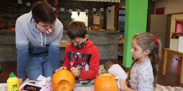 Unter fachlicher Anleitung schnitzen die Kinder bei der Herbstferienaktion der Jugendförderung schöne Gesichter in Kürbisse. Foto: Benjamin Kloos