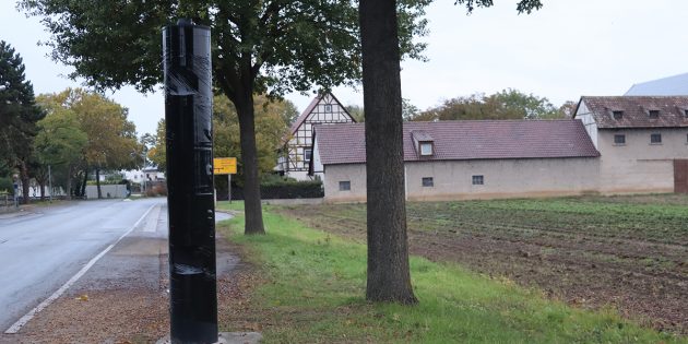 Die alte Messtechnik mit sehr wartungsintensiven Kontaktschleifen in der Fahrbahn hat an einigen Stellen ausgedient – so wie hier in Rosengarten werden derzeit die alten stationären Blitzer gegen neue Geschwindigkeitsmessanlagen mit Lasermessung ausgetauscht. Foto: Benjamin Kloos