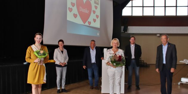Die Sitzbankgruppe hat ihre Arbeit beendet und den Spendern zum Abschluss noch einmal herzlich gedankt. Einige Bänke sind bereits bestellt und werden noch aufgestellt. In der Coronazeit mit Abstand im Bild (von links): Sonnenbotschafterin Luisa-Marie I., Ursula Cornelius, Peter Hölzel, Renate Gayer, Bernd Deckenbach und Herbert Röchner. Foto: Hannelore Nowacki