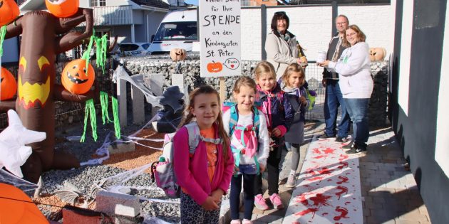 Bei Familie Dexler war an Halloween einiges los – ein Erfolg, der eine stattliche Spendensumme für die Kita St. Peter einbrachte. Foto: Hannelore Nowacki