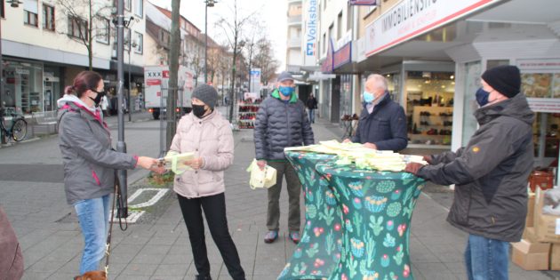 Die wiederverwendbaren Taschen der Bürgerstiftung Lampertheim gingen am Samstag auf dem Wochenmarkt weg wie warme Semmeln. Foto: Eva Wiegand 