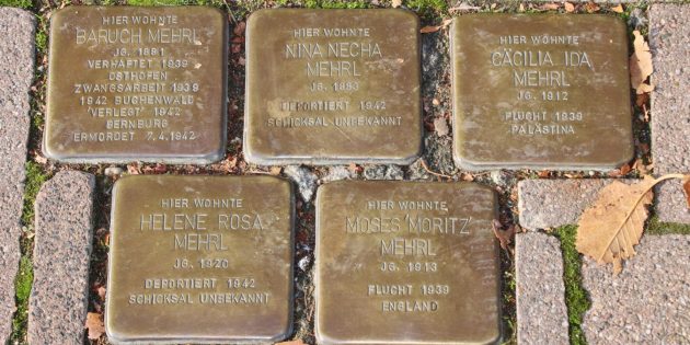 Stolpersteine in Höhe der Mainstraße 24 geben Zeugnis vom Schicksal der Familie Mehrl.  Foto: Hannelore Nowacki