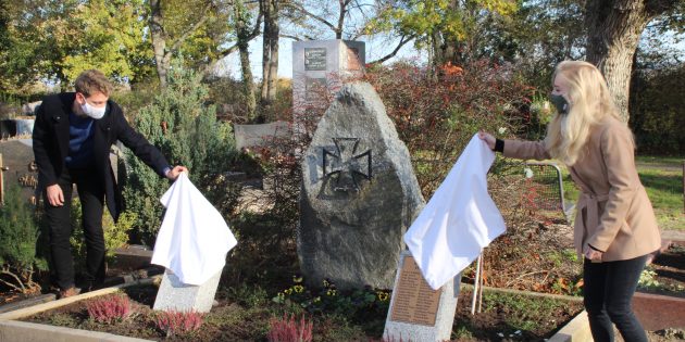 Die Enkel von Initiator Ludwig Günther, Miriam und Florian, enthüllten die neuen Gedenktafeln, auf denen die Namen der Gefallenen aus Hüttenfeld zu lesen sind. Foto: Eva Wiegand