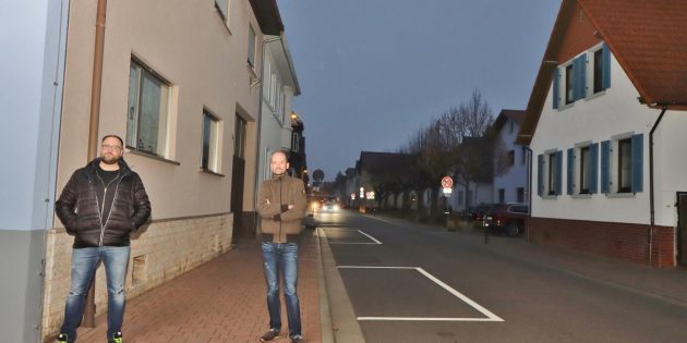 Stefan Göttle möchte die Anwohner zum Austausch anregen und hat dafür eine E-Mail-Adresse angelegt: magnusstrasse.buerstadt@gmail.com. Auch Nachbar Florian Schneider wünscht sich in der Magnusstraße höchstens Tempo 30. Foto: Hannelore Nowacki