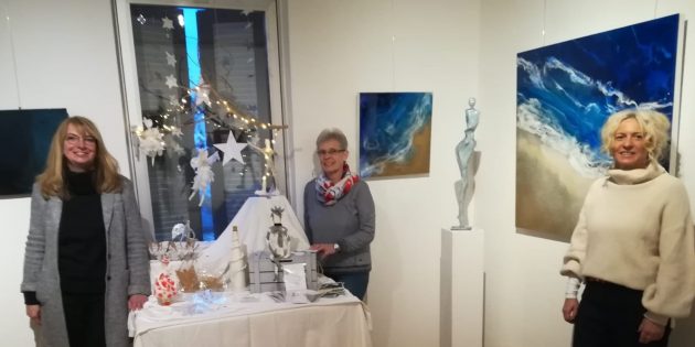 Anette Jansen (li.) und Heike Kissel-Eltrop (re.) mit Cäcilia Georgi, deren Papierkunst in der ersten Adventswoche in einem der Fenster des „Alten Hauses“ zu sehen ist. Bis Weihnachten werden die Fenster jeden Samstag neu dekoriert.  BUZ: Petra Gahabka