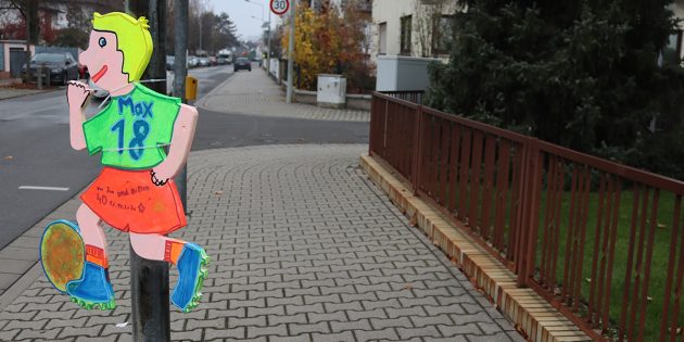 In der Hagenstraße machen liebevoll und bunt gestaltete Figuren rund um die Goetheschule auf die Tempo 30-Zone aufmerksam – damit die Schülerinnen und Schüler sicher zur Schule kommen. Foto: Benjamin Kloos