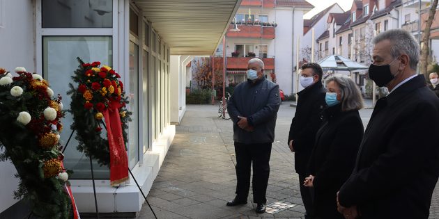 Im Gedenken an die Reichspogromnacht legten am Montag Vertreter der Stadtverwaltung sowie des DGB Rosen am Standort der ehemaligen Synagoge in Lampertheim nieder. Foto: Benjamin Kloos