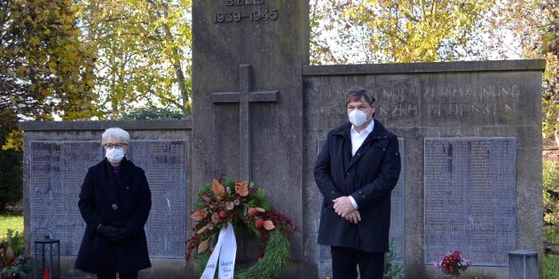 Die Gedenkfeier für die Opfer der beiden Weltkriege und des Nationalsozialismus am Volkstrauertag fand dieses Mal im kleinen Kreis statt. Gemeindevertreterin Rita Schramm und Bürgermeister Volker Scheib Schramm legten auf dem Alten Friedhof einen Kranz nieder. Foto: Petra Gahabka