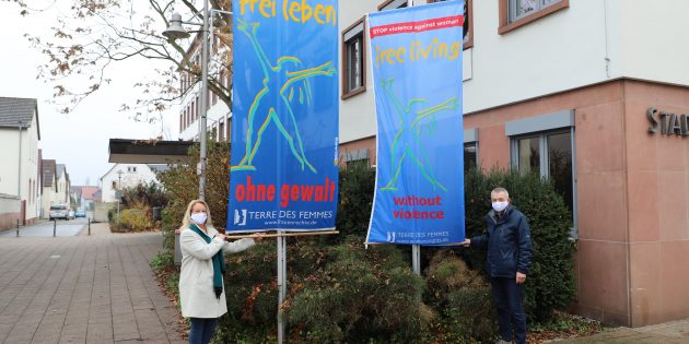 Die Frauen- und Gleichstellungsbeauftragte der Stadt Lampertheim und Bürgermeister Gottfried Störmer (v.l.) hissten auch in diesem Jahr in Lampertheim die Flagge gegen Gewalt an Frauen.  Foto: Stadt Lampertheim