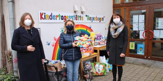 Strahlende Augen waren zu sehen – über die vielen Spenden für das Wormser Frauenhaus freuten sich Beate Siebecker (rechts) vom Leitungsteam und Heilpädagogin Barbara Piechocki, zuständig für den Kinderbereich des Frauenhauses sowie Kita-Leiterin Iris Armada, die für geschenkte Herz einen schönen Platz in der Kita aussucht. Foto: Hannelore Nowacki