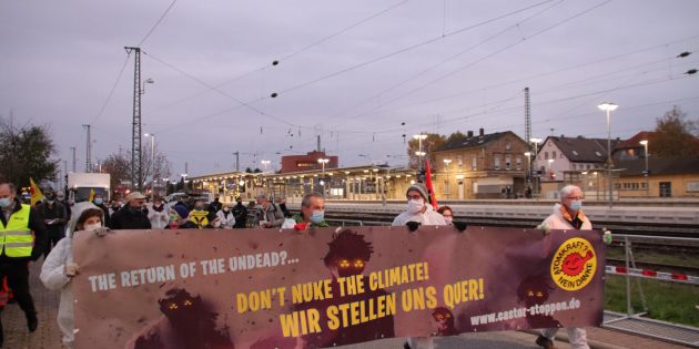 Die Demonstranten zogen vom Rübgarten über die Brücke in die Kirchstraße zur Kundgebung und zurück zur Mahnwache. Foto: Hannelore Nowacki