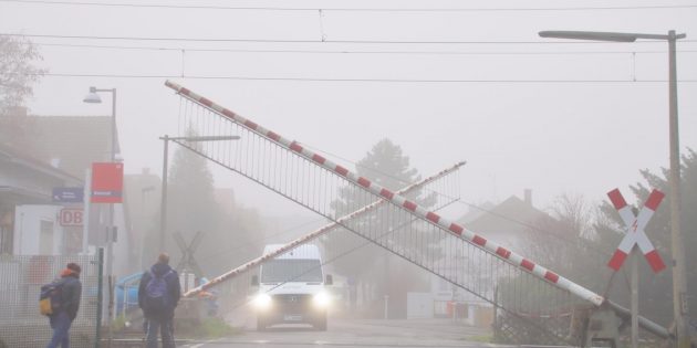 Wenn die Bahn den Bahnübergang in Bobstadt (BÜ26) aufgibt, muss eine Straßenverbindung vom Gewerbegebiet Im Mittelfeld zur B 44 geschaffen werden. Foto: Hannelore Nowacki