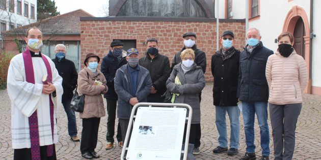 Die Bürgerstiftung Lampertheim übergab am Freitagmorgen offiziell das neue Schild auf dem Vorplatz der Alfred Delp Kapelle. Foto: Eva Wiegand