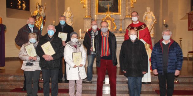Pfarrer Christian Rauch (2.v. rechts) und der Vorsitzende Paul Sommer (rechts) ehrten die langjährigen Mitglieder des Kirchenchors. Von den zu ehrenden Mitgliedern konnten beim Festgottesdienst nicht alle persönlich dabei sein. Foto: Eva Wiegand 