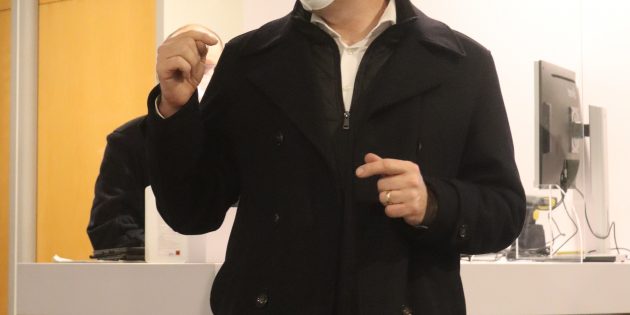 Landrat Christian Engelhardt, hier beim Pressetermin im Impfzentrum in Bensheim, informiert über Fragen rund um Corona. Foto: Benjamin Kloos