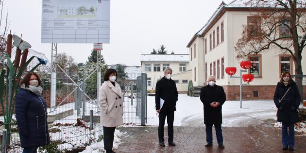 Die Kinder in Groß-Rohrheim werden in etwa drei Jahren ihre Schullaufbahn in der generalsanierten Lindenhofschule mit barrierefreiem Erweiterungsbau beginnen können. Im Bild (von links): Claudia Schüller, Schulleiterin Christiane Ritzert, Landrat Christian Engelhardt, Bürgermeister Rainer Bersch und Tatjana Wilson. Foto: Hannelore Nowacki